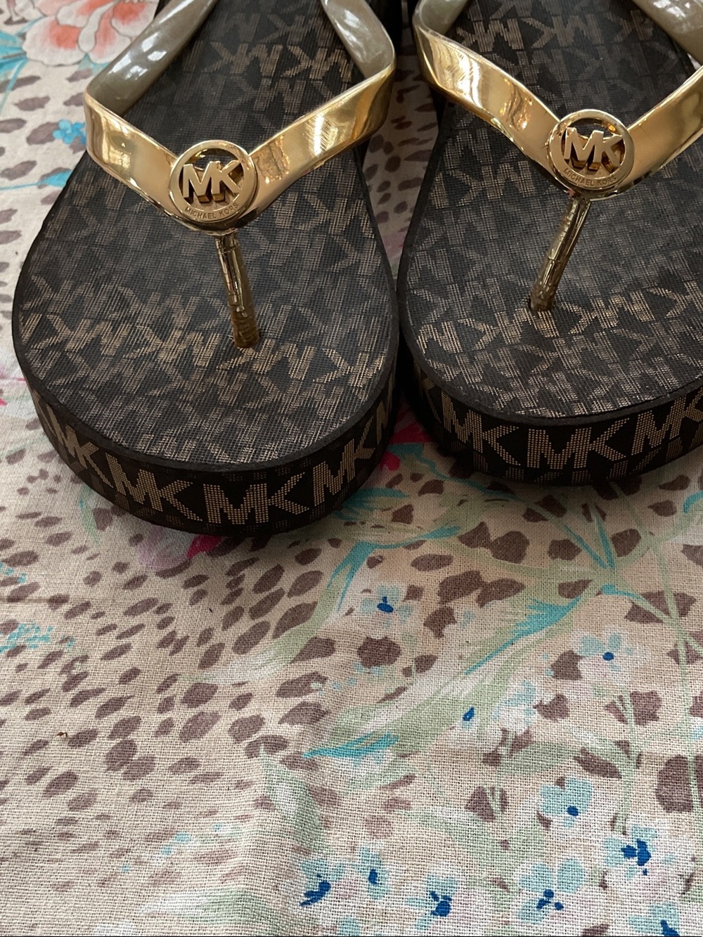 Michael Kors Brown Monogram Flip Flop Sandals with Gold Logo - Picture 4 of 8